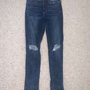 AMERICAN EAGLE RIPPED SKINNY JEANS